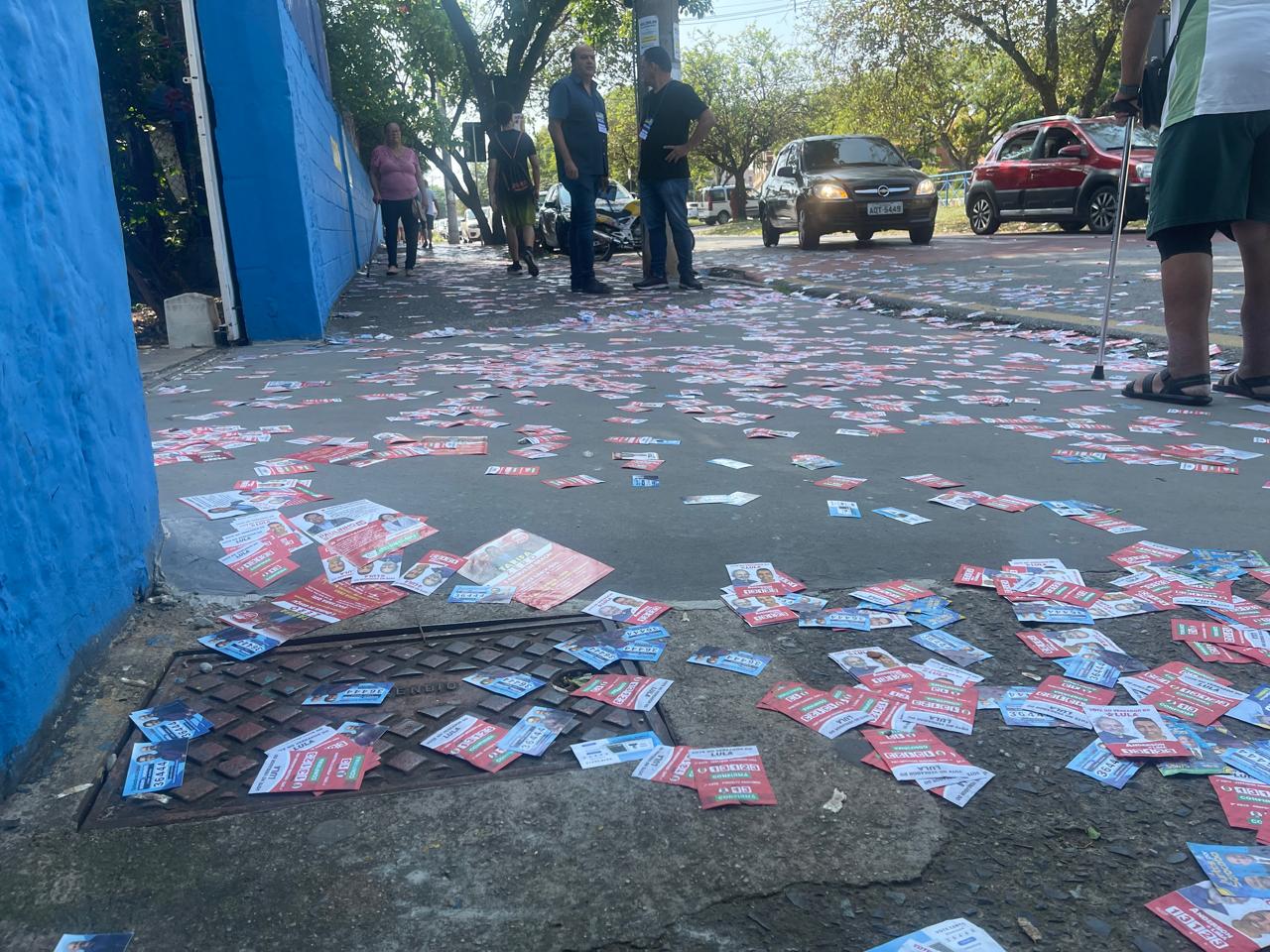 Santinhos tomam conta das escolas de Sorocaba neste domingo de votação