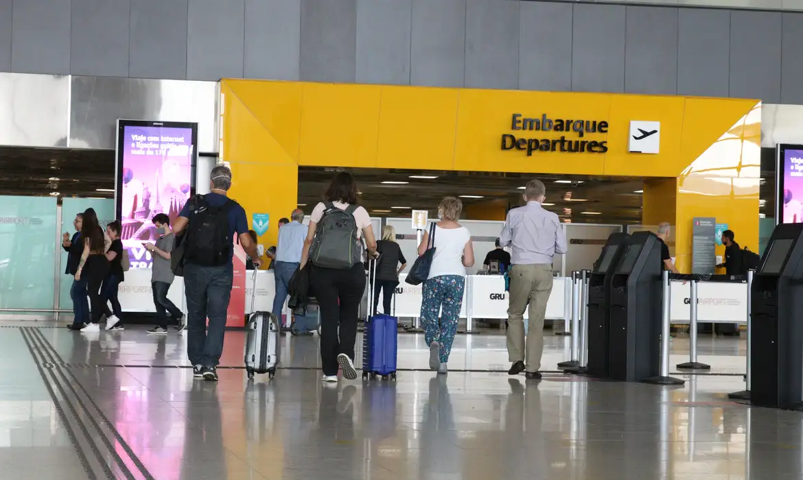 Vinte mil aposentados já compraram passagens pelo Programa Voa Brasil