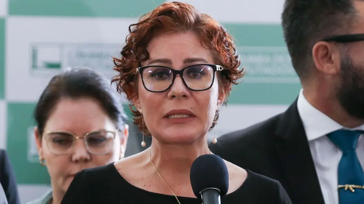 Alexandre Moraes converte prisão de Carla Zambelli de preventiva para definitiva